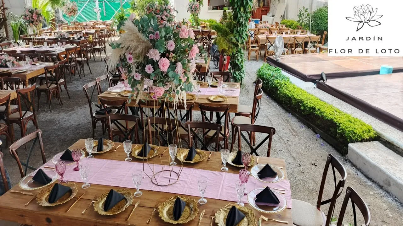 Montaje elegante con arreglos florales para celebración