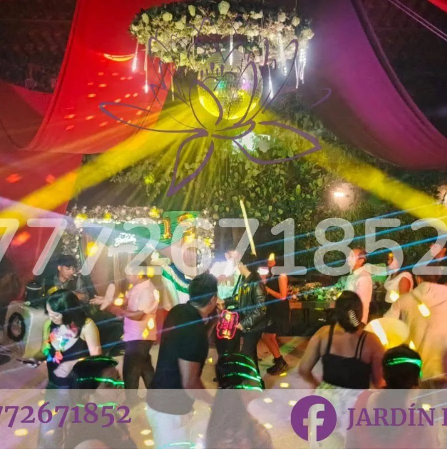 Evento nocturno con iluminación y pista de baile