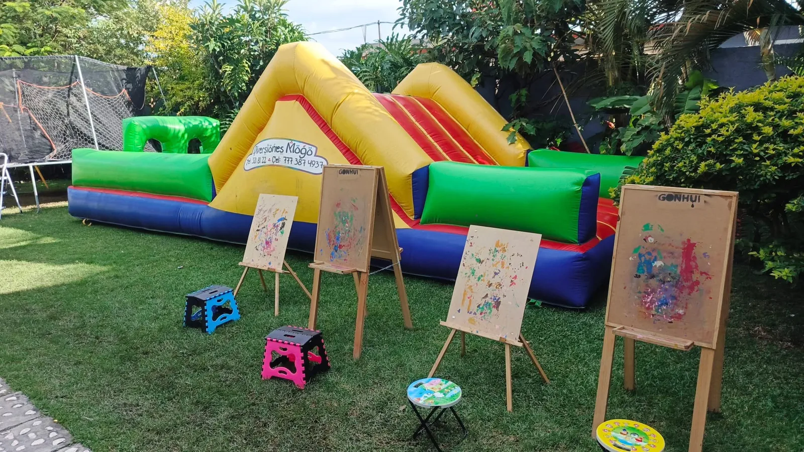 Área con inflable para festejo infantil